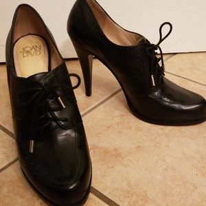 Black lace-up pumps